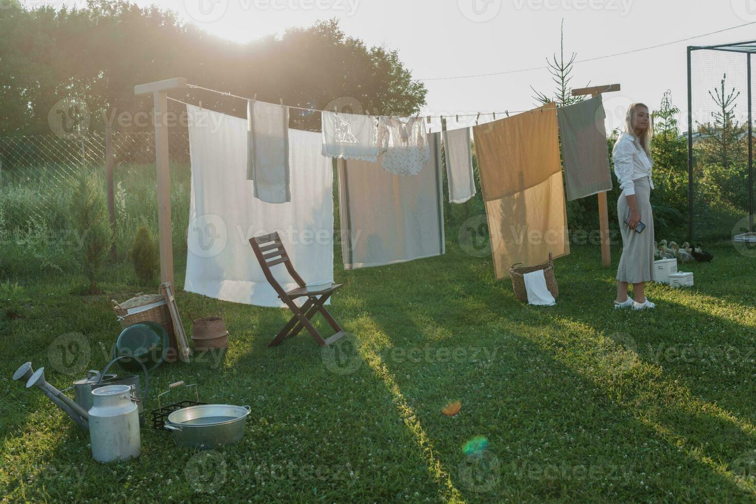 uma Lugar, colocar para secagem linho, folhas e roupas em a rua dentro a pátio do uma Vila casa. a conceito do verão, viagens para a país e fisica trabalho do mulheres. vida dentro a país. foto