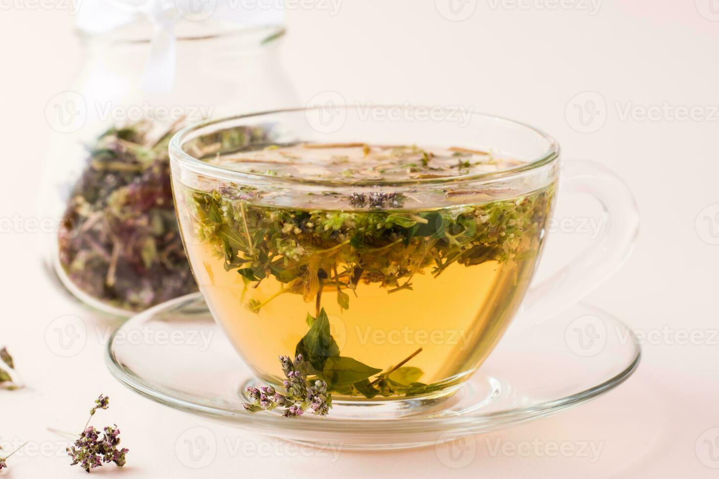 fresco quente chá com orégano dentro uma copo e seco erva dentro uma jar. ervas remédio e alternativo terapia. fechar-se foto