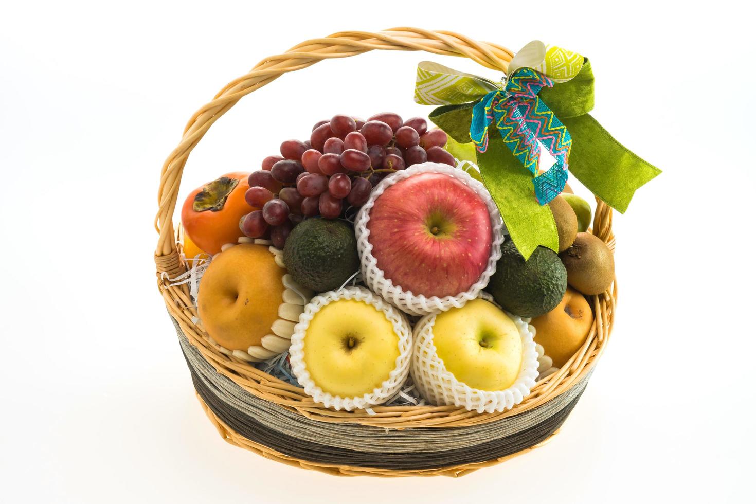 cesta de frutas em branco foto