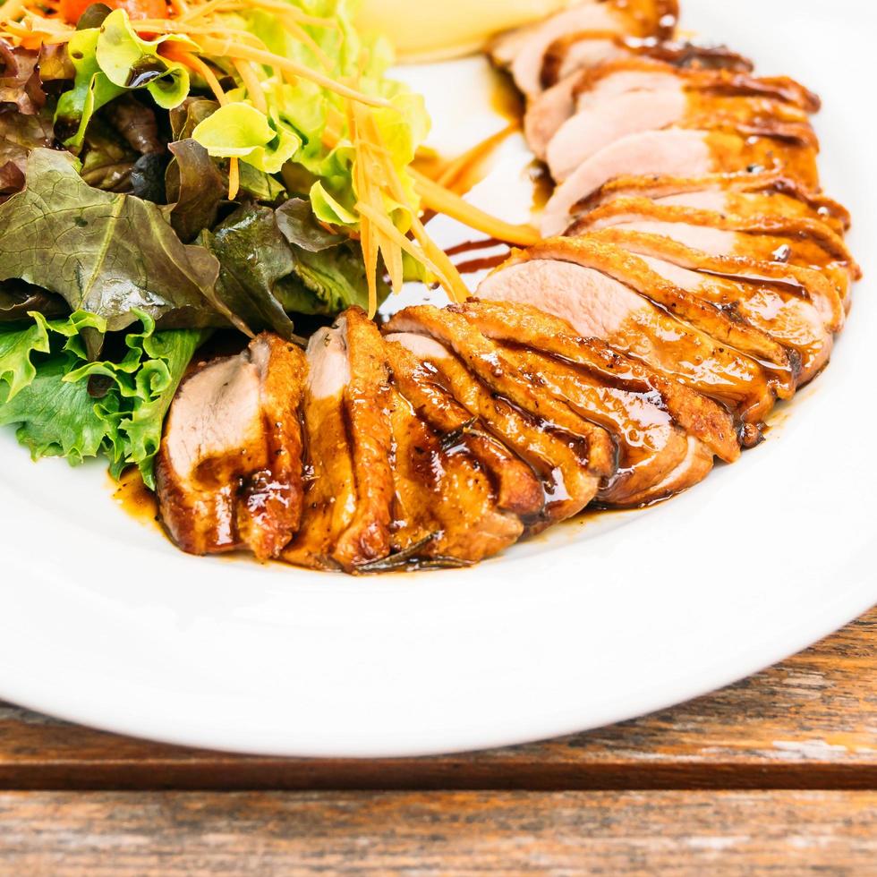 peito de carne de pato grelhado com vegetais foto