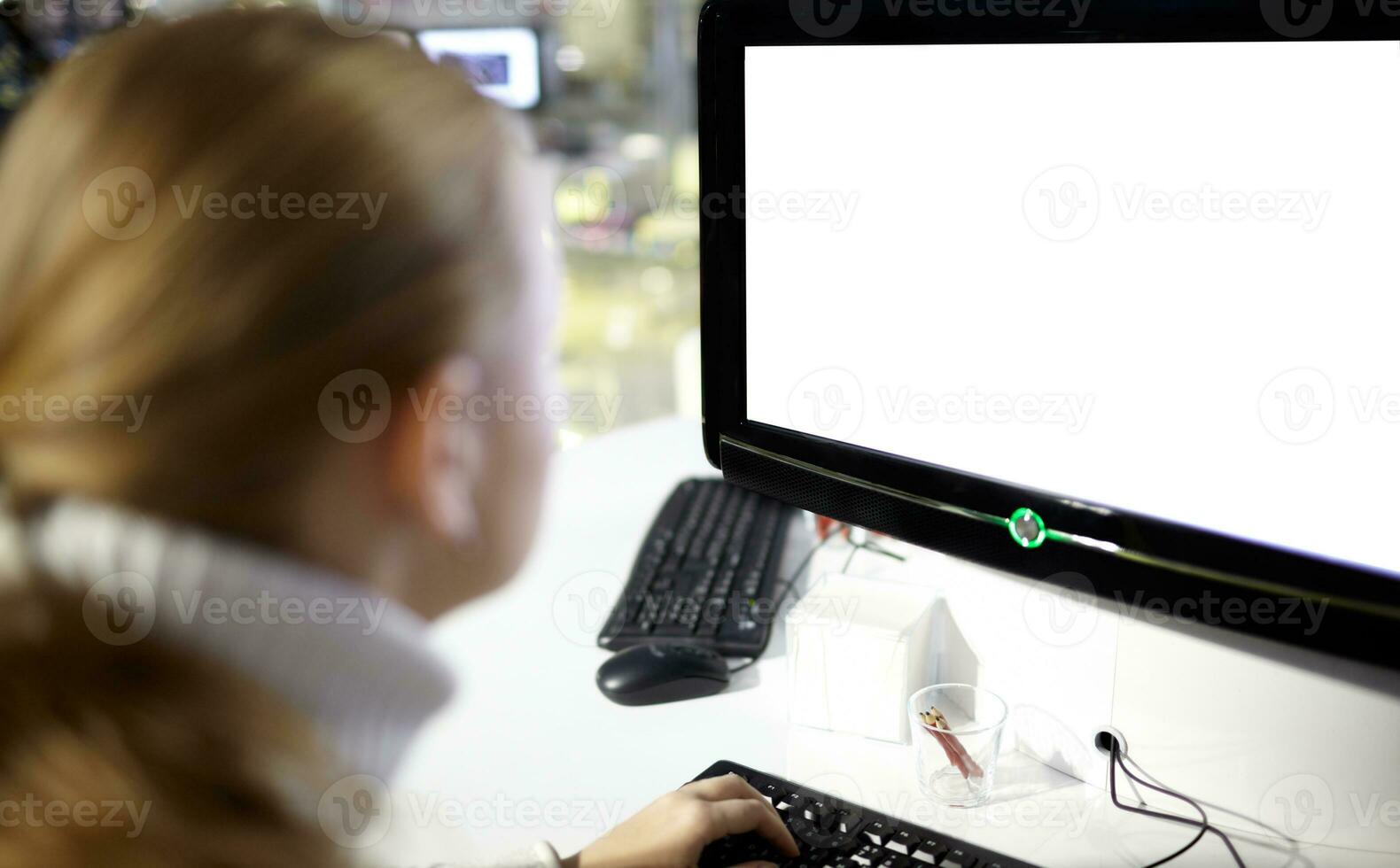 a mulher às a em branco monitor foto
