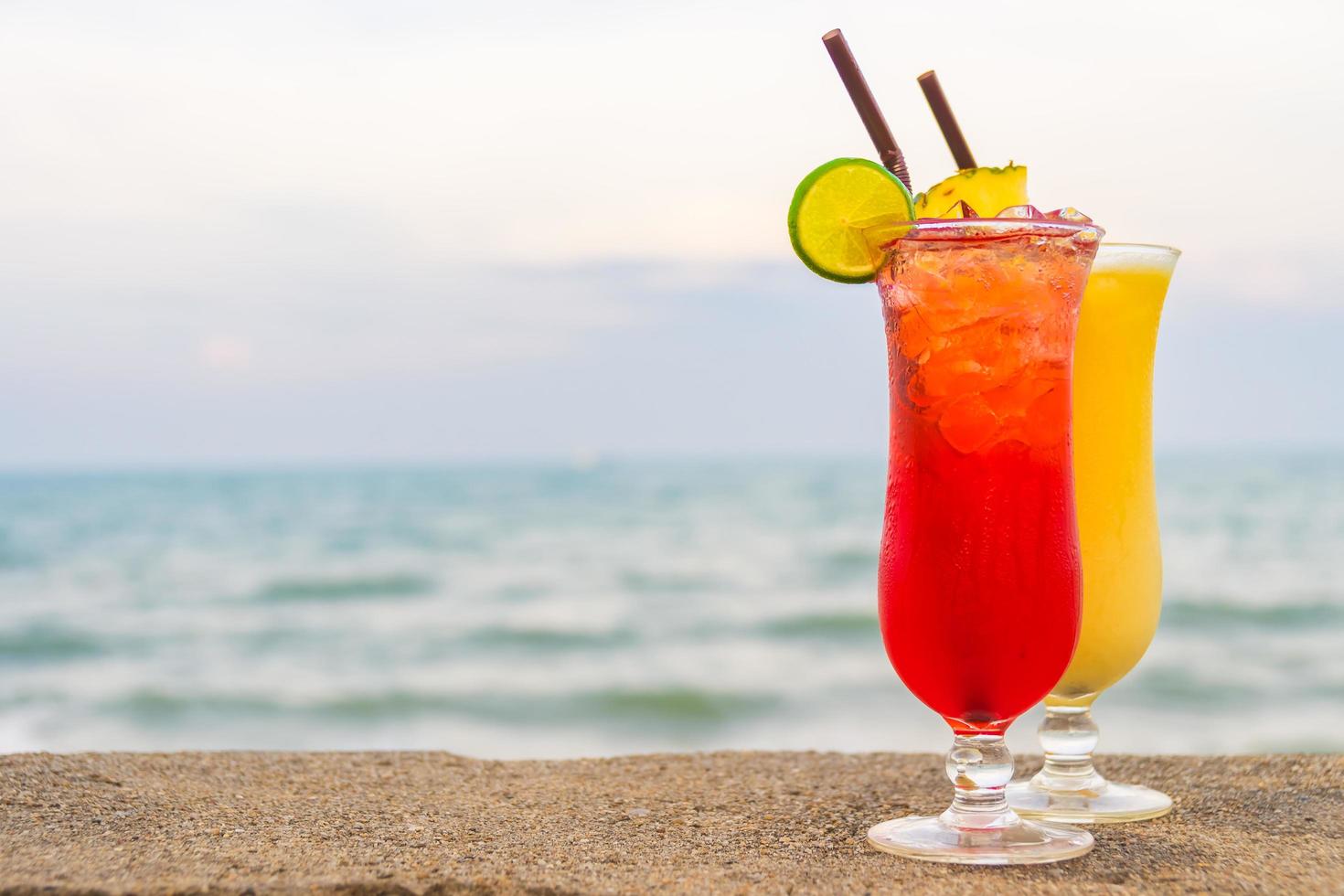 coquetéis gelados bebendo copo com mar e praia foto