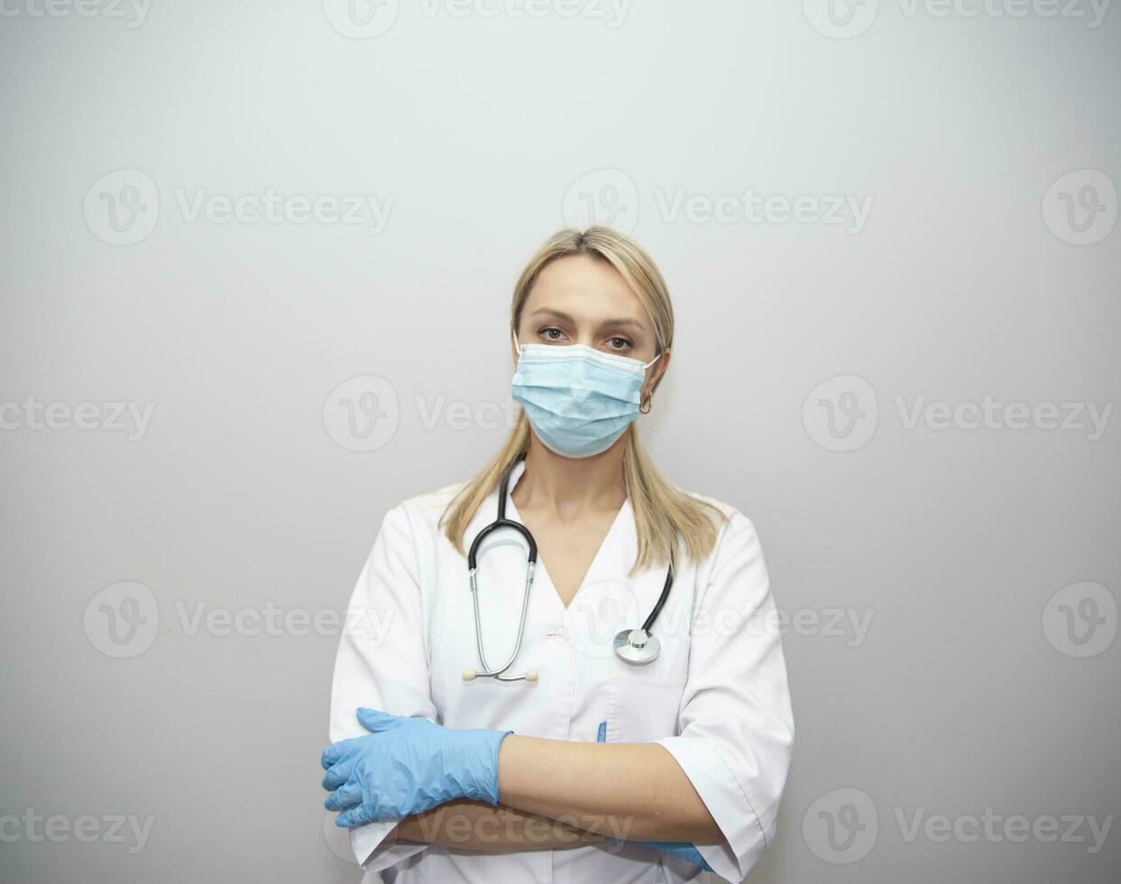 cansado jovem fêmea médico depois de trabalhos mudança. livre espaço para texto. foto