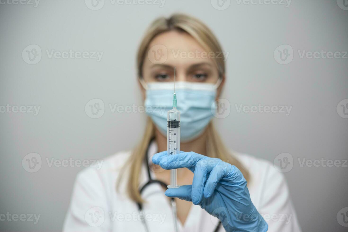 mulher segurando médico injeção seringa dentro dela estendido mão para a Câmera. seletivo foco, cópia de espaço. foto