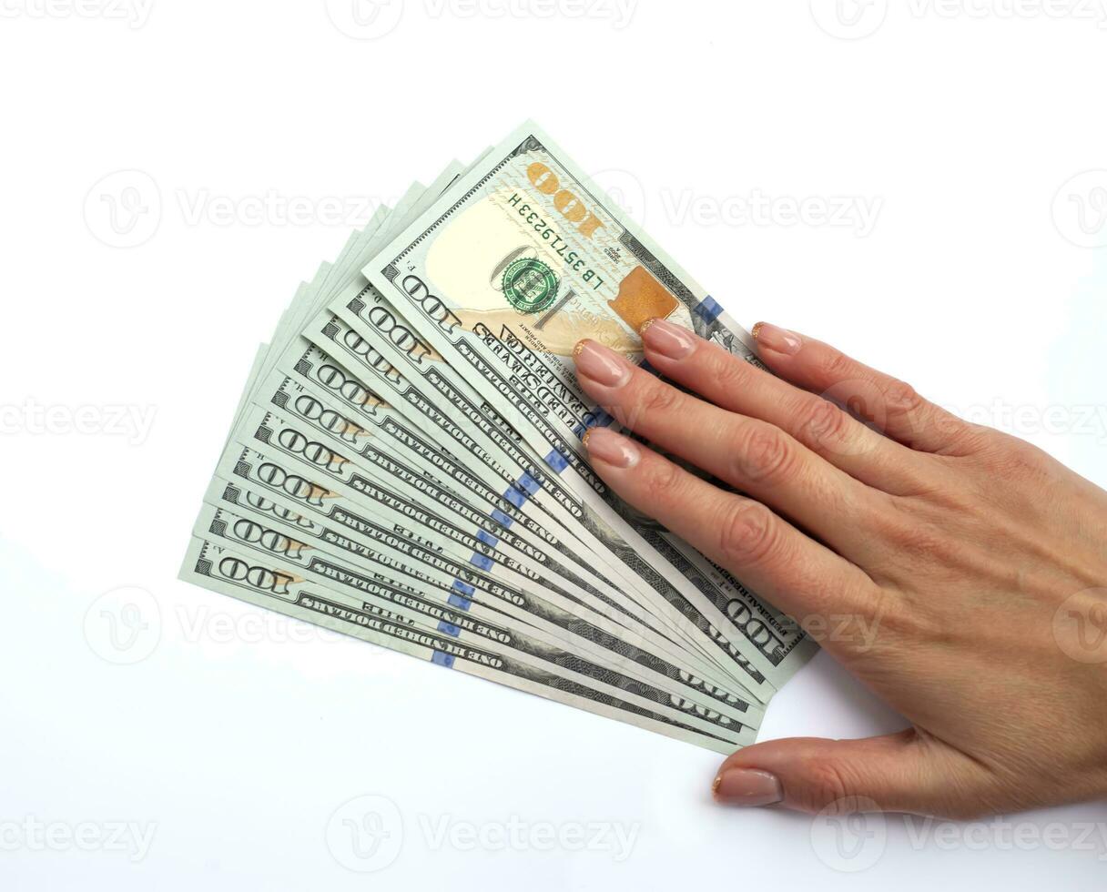 dinheiro dentro uma mão isolado em branco. foto