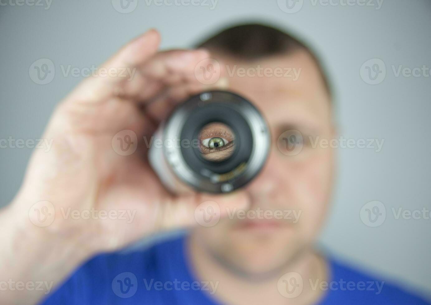 Câmera pintado em masculino face com verde olhos. foto