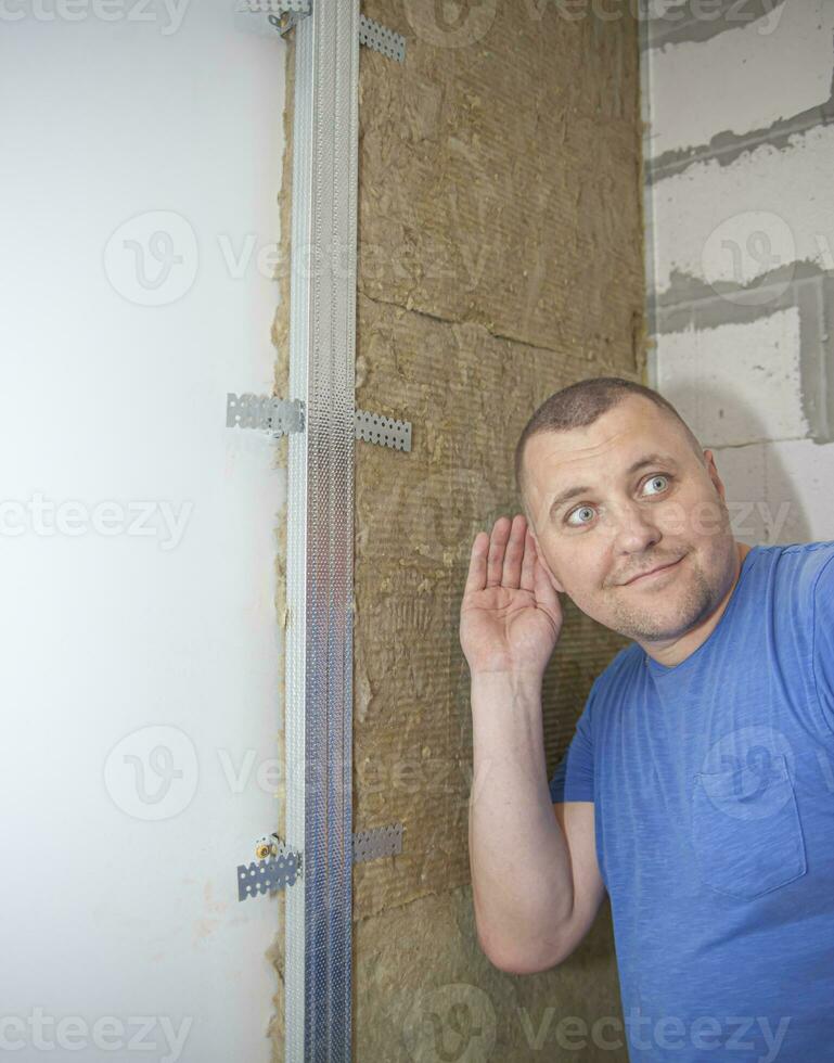 drywall em a parede feixes, Rocha lã isolamento dentro uma de madeira quadro. confortável caloroso casa, economia, construção e reparar conceito foto