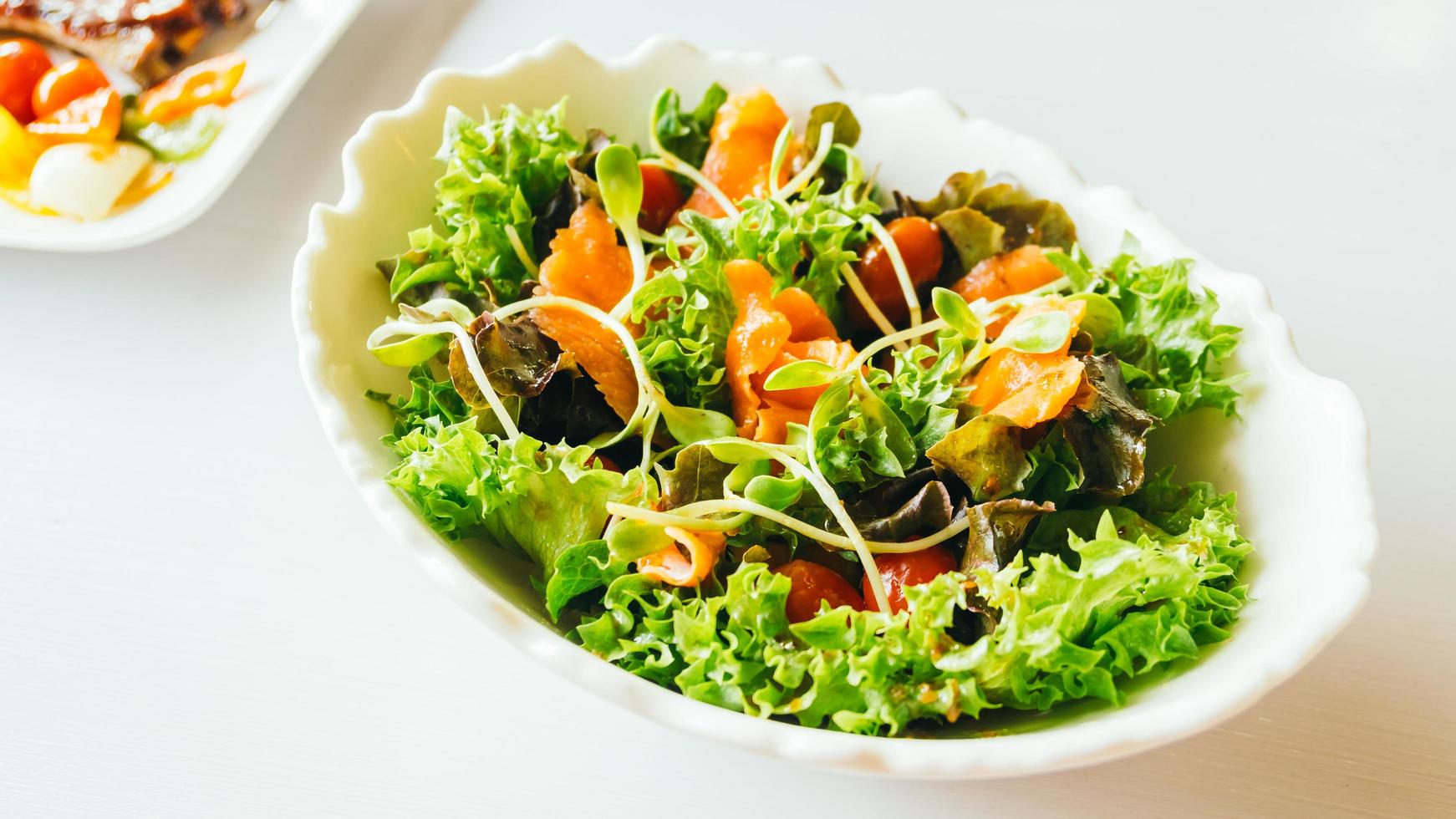 salmão defumado com salada de vegetais foto