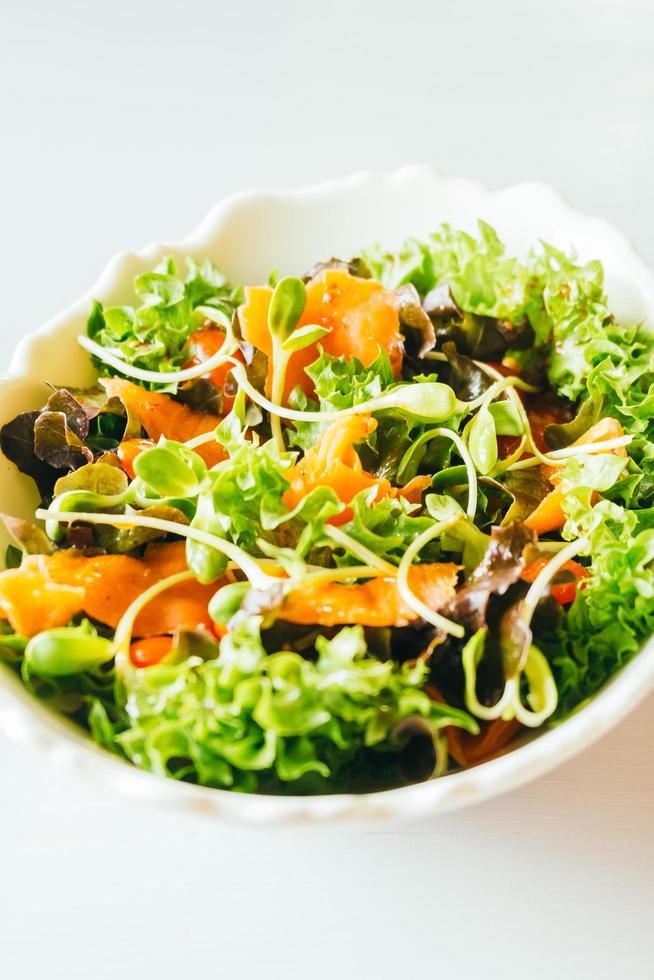 salmão defumado com salada de vegetais foto