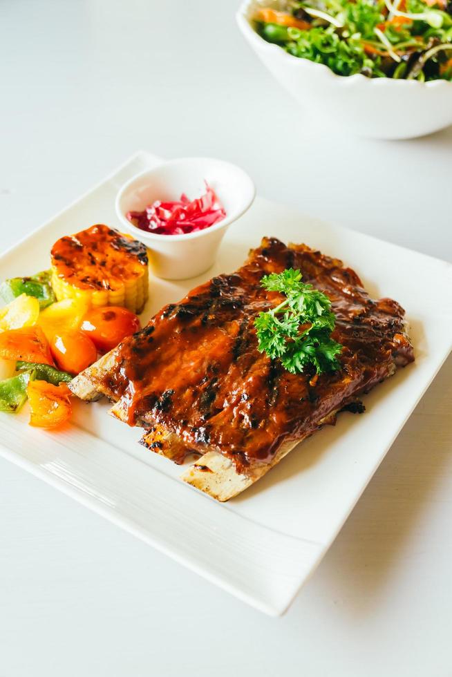 Costelinha de porco grelhada com molho de churrasco foto