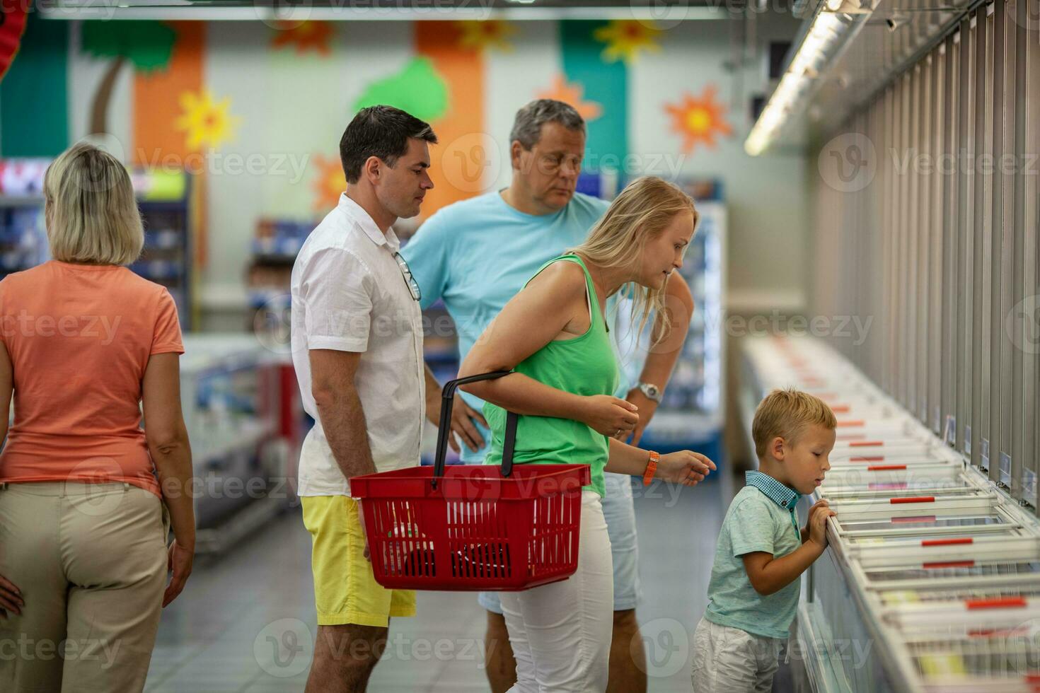 família fazendo a compras dentro a supermercado foto