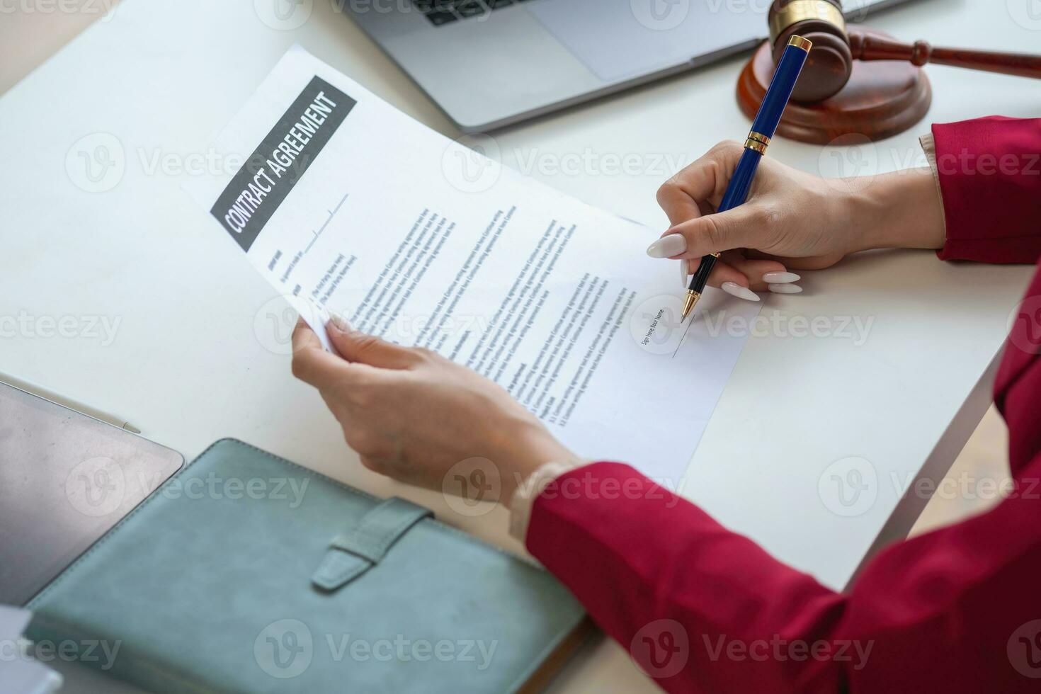 ásia fêmea advogado ou legal orientador assinatura uma contrato a contrato documentos este trabalhos em seu escrivaninha dentro a lei escritório estão lá para guia você. foto