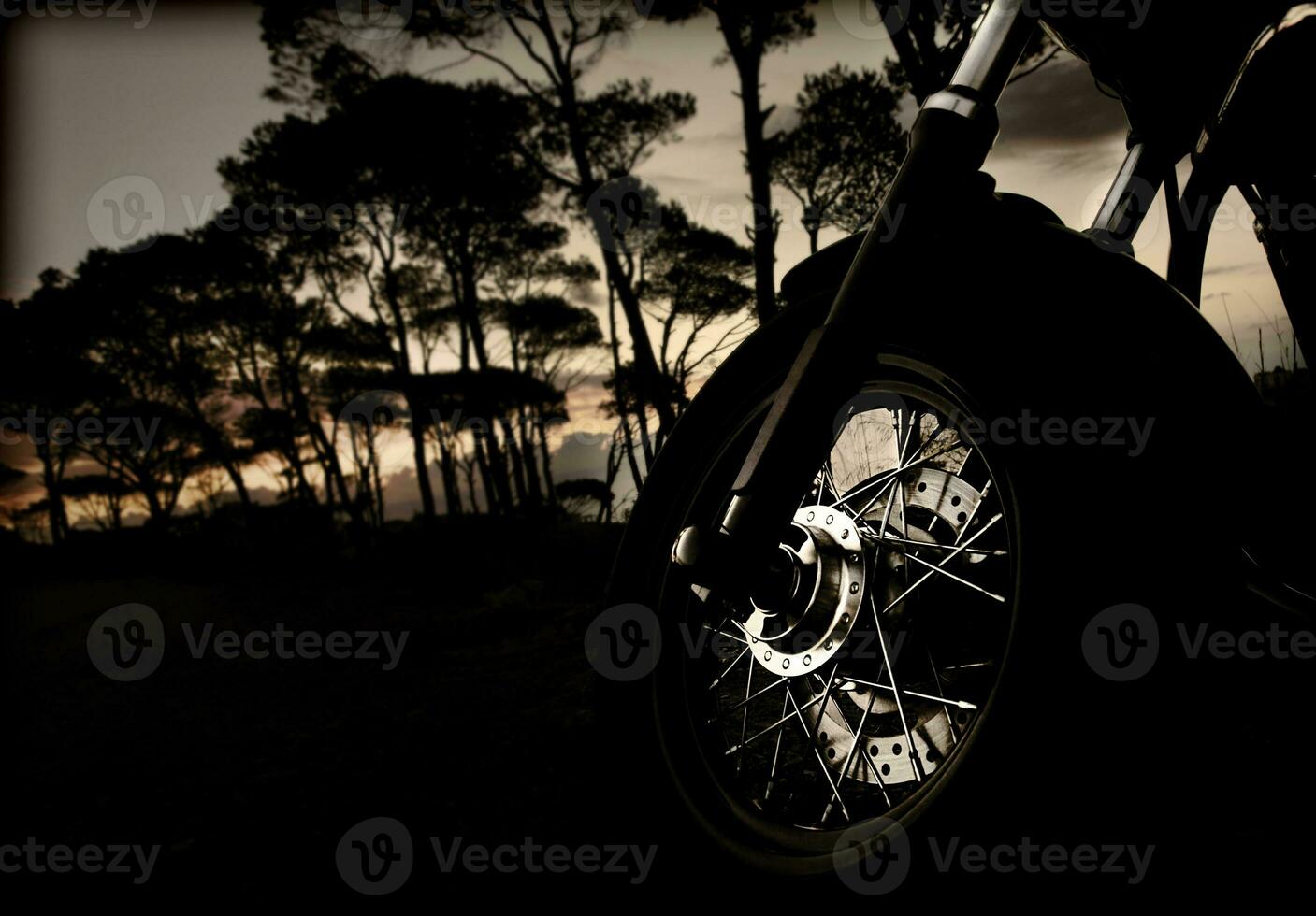 motocicleta roda em pôr do sol foto