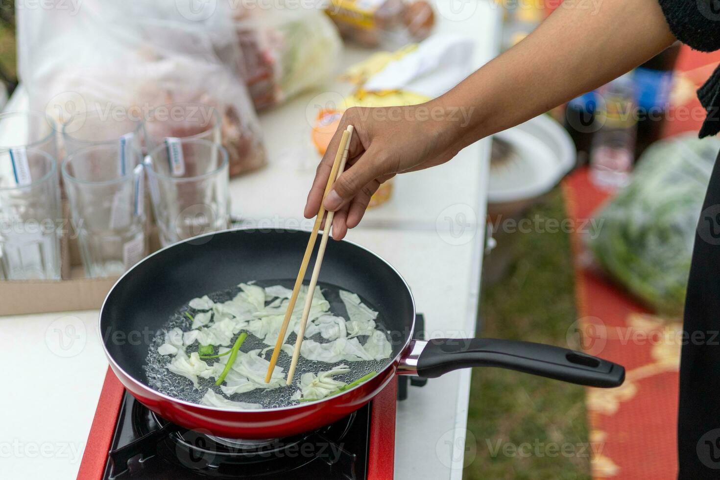 mãos do uma mulher quem é cozinhando dentro acampamento Atividades foto