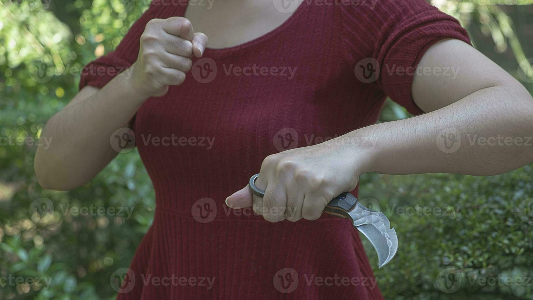 faca de karambit na mão feminina lutador tático foto