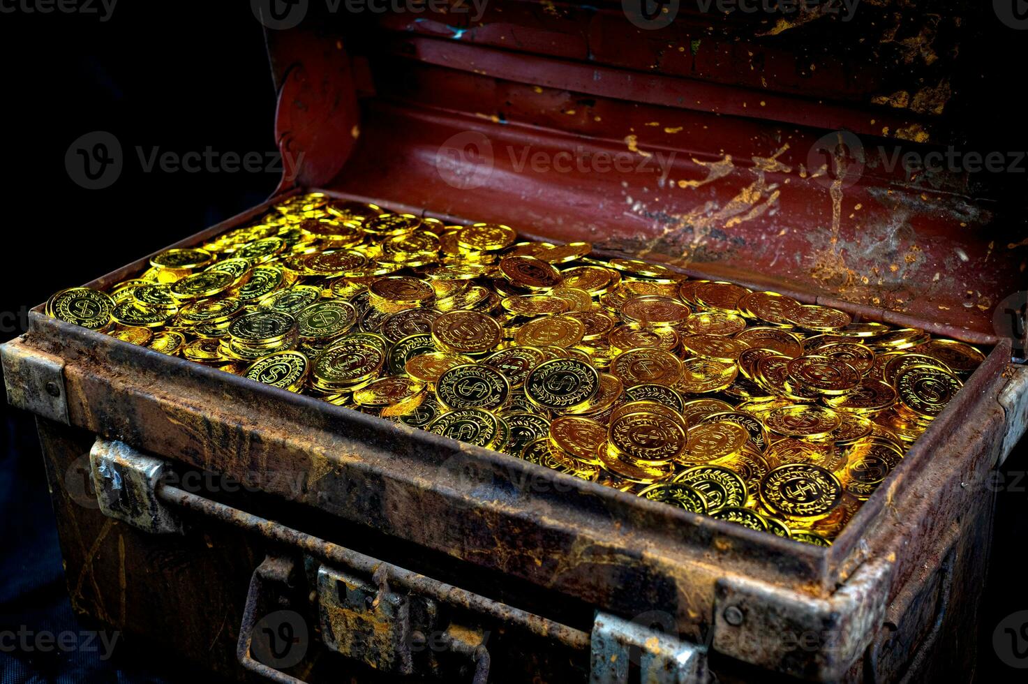 empilhando moedas de ouro no baú do tesouro foto