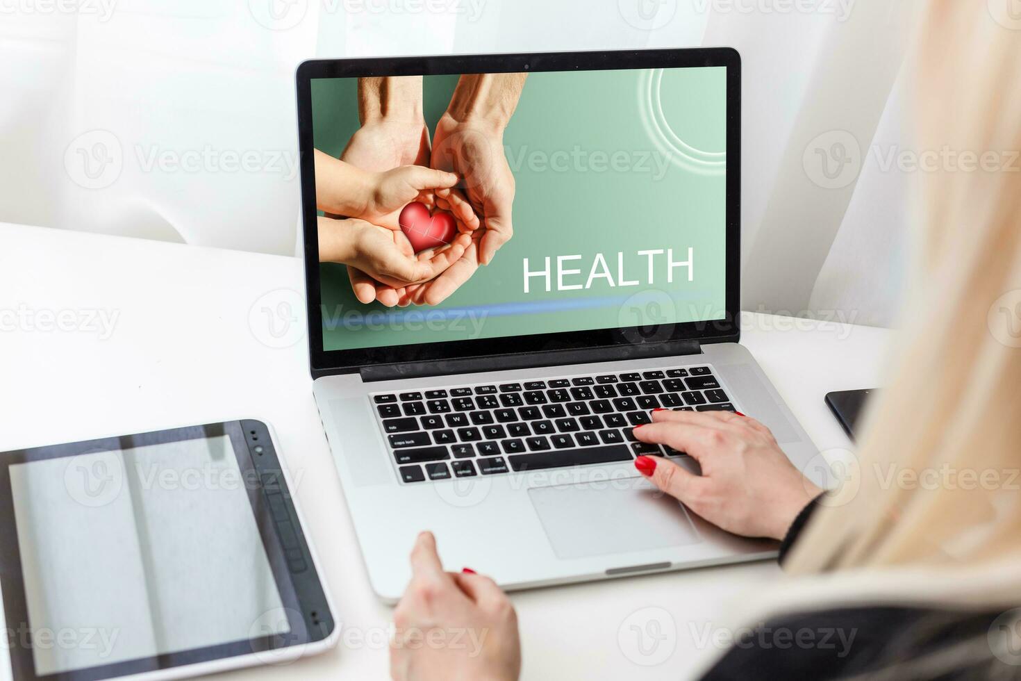 cuidados de saúde conectados consultando conceito, saúde de computador portátil foto