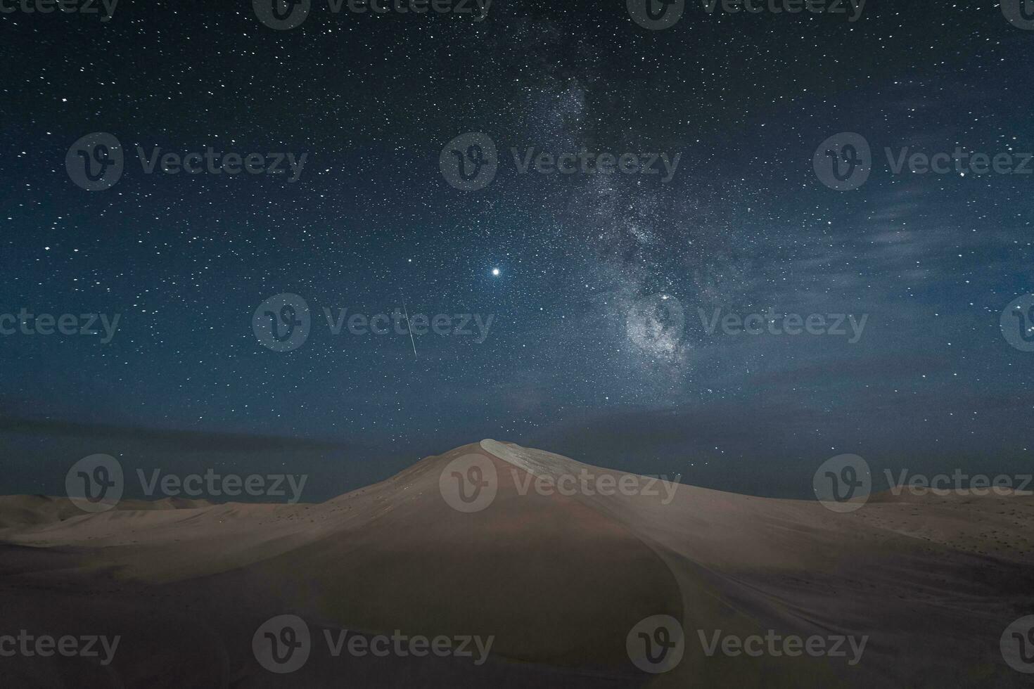 leitoso caminho dentro a deserto às noite. foto