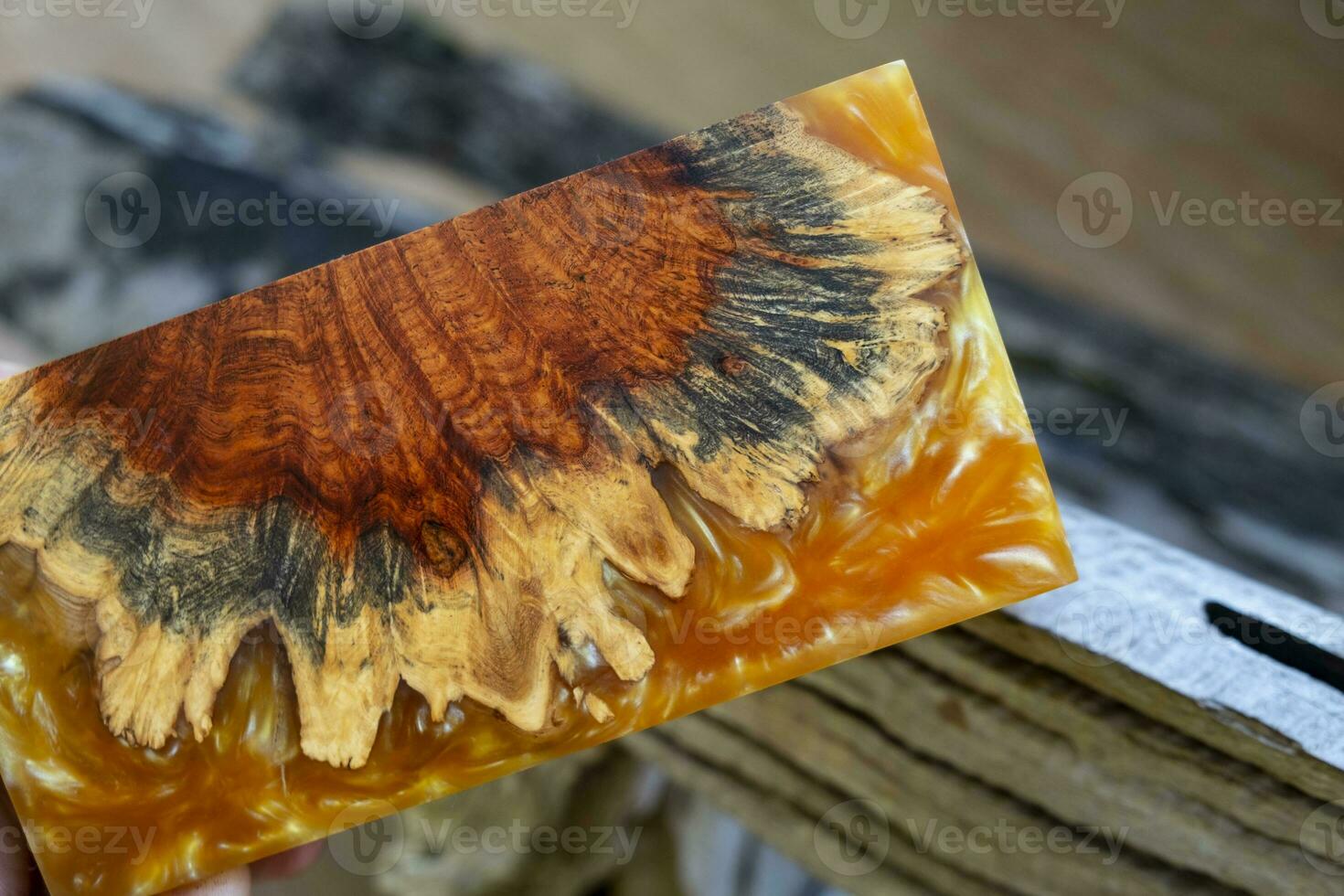 resina epóxi tabilizando afzelia burl madeira exótica foto