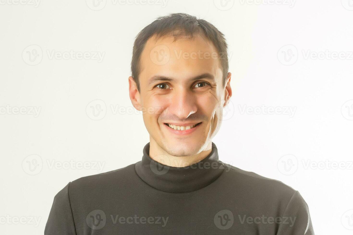 retrato do uma bonito jovem homem sorridente contra branco fundo foto