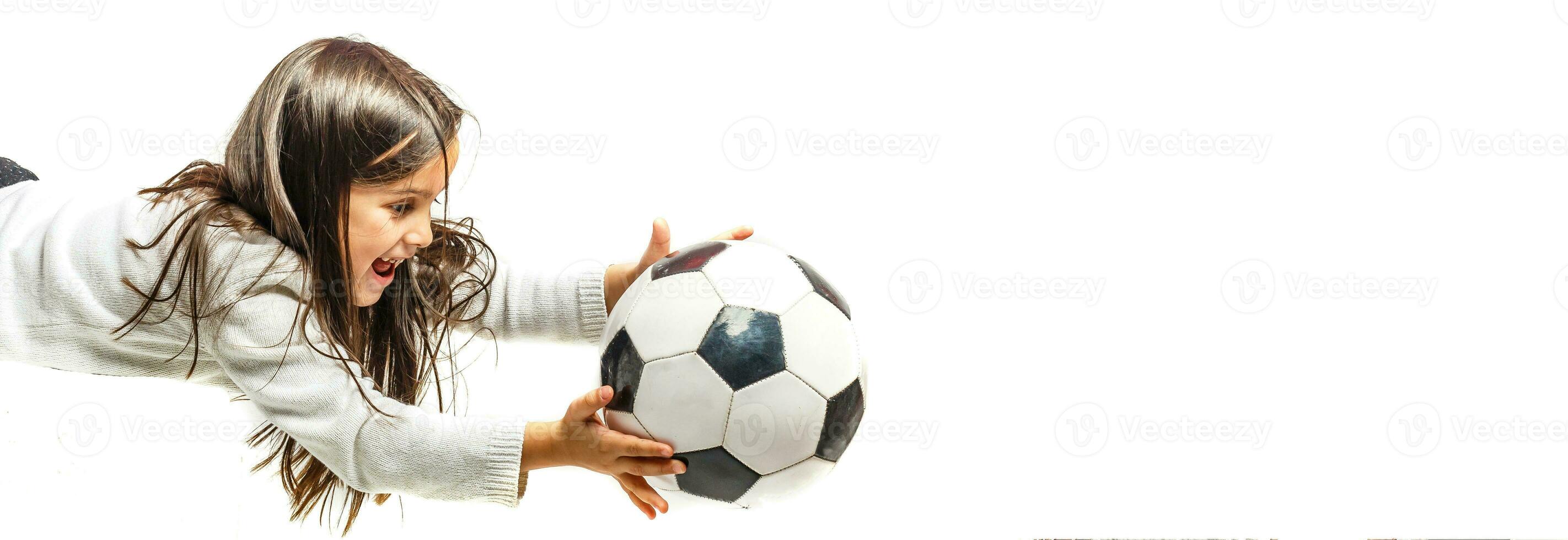 pequeno menina vôo futebol bola foto