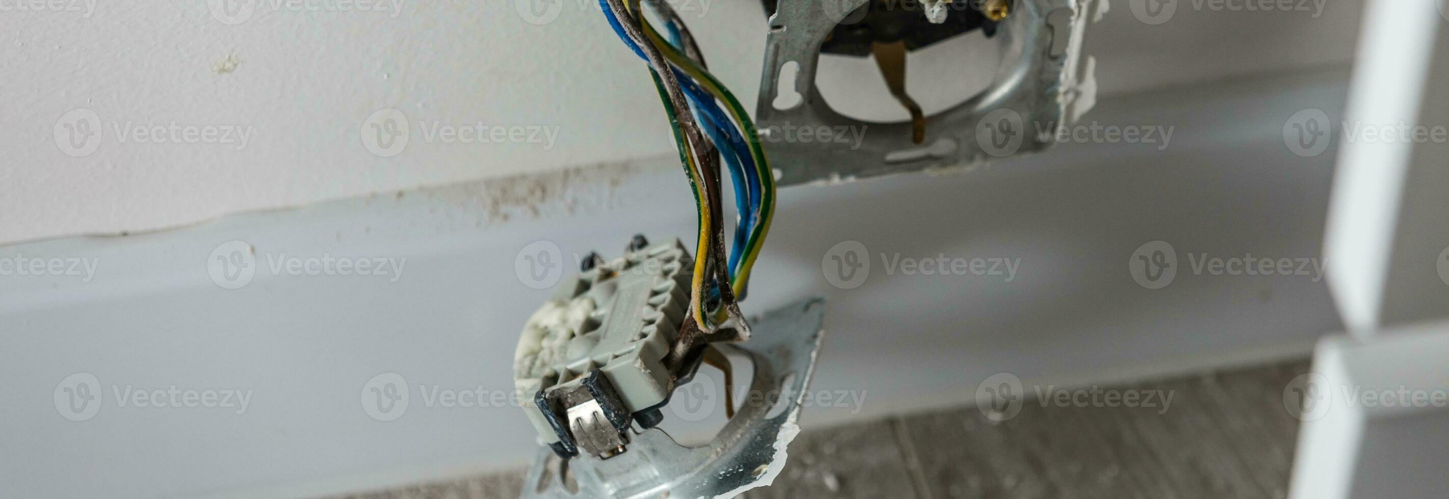 fechar acima do elétrico tomada - eletricidade reparar ou renovação conceito. parede tomada instalação. trabalhos em instalando elétrico saídas. foto