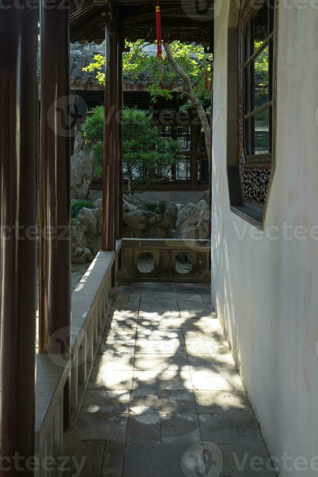 antigo arquitetura dentro a Suzhou jardim dentro China. foto