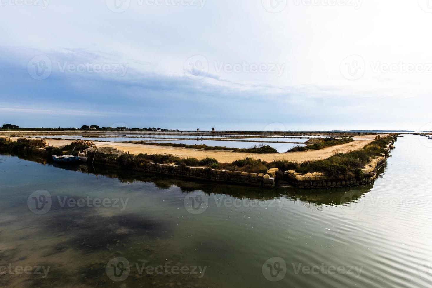 canais de marsala entre as salinas, sicília, itália foto