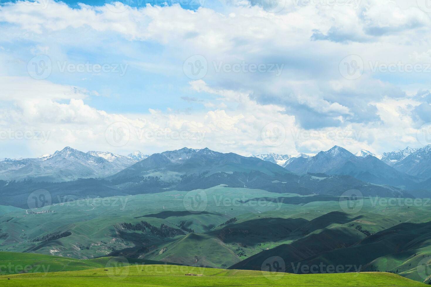 pastagem e montanhas dentro uma nublado dia. foto dentro kalajun pastagem dentro xinjiang, China.