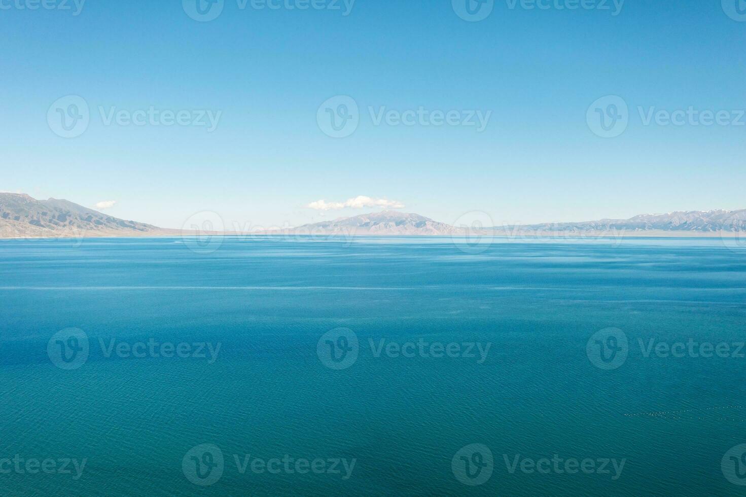 lago e pastagem com uma ensolarado dia. tiro dentro Sayram lago dentro xinjiang, China. foto