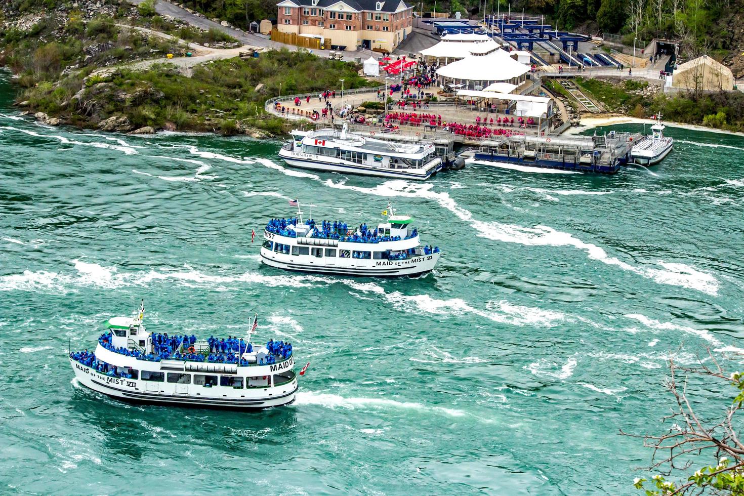 barcos da donzela da névoa nas Cataratas do Niágara foto