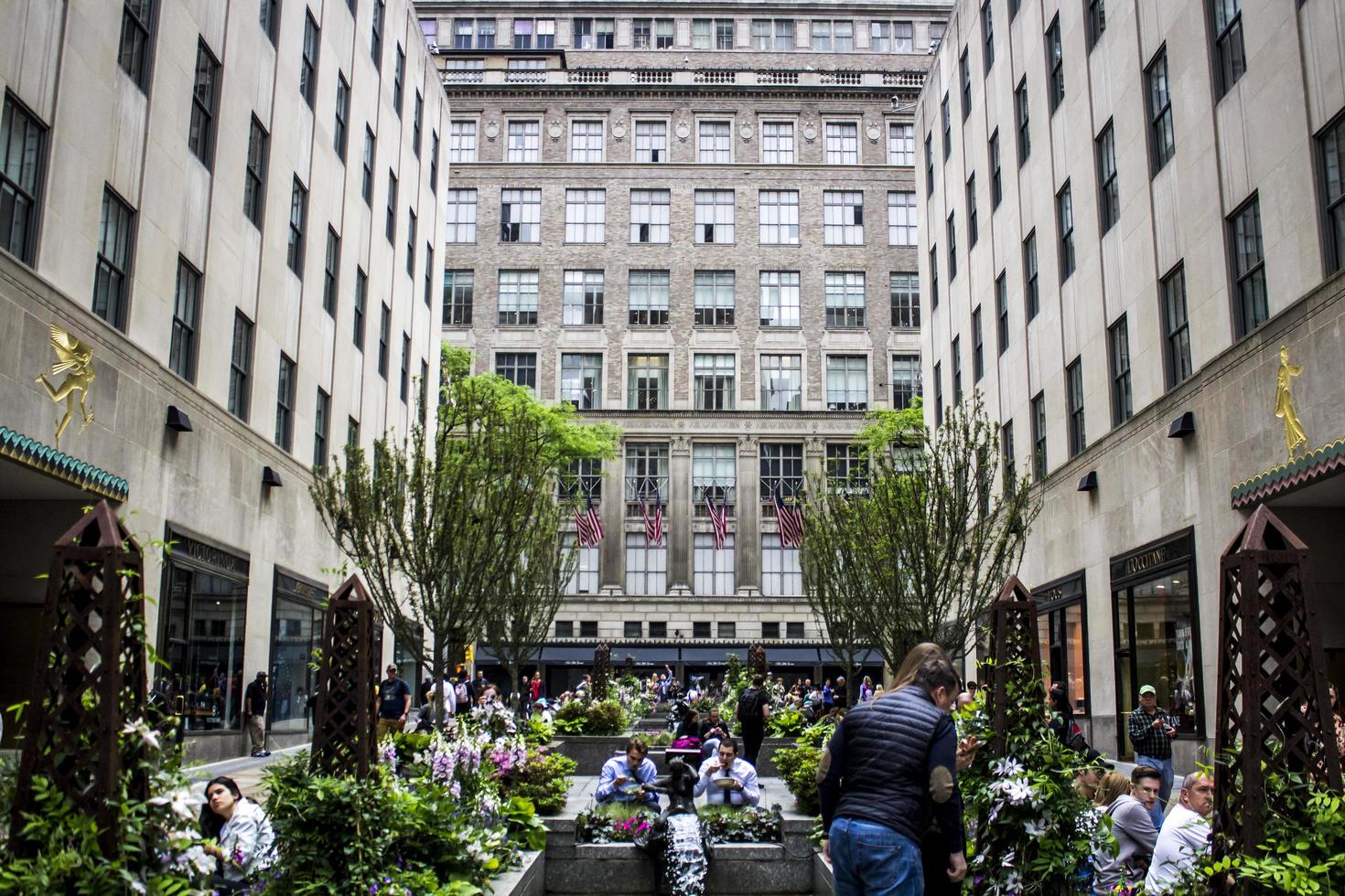 pessoas na rockefeller plaza, nova york, 2017 foto