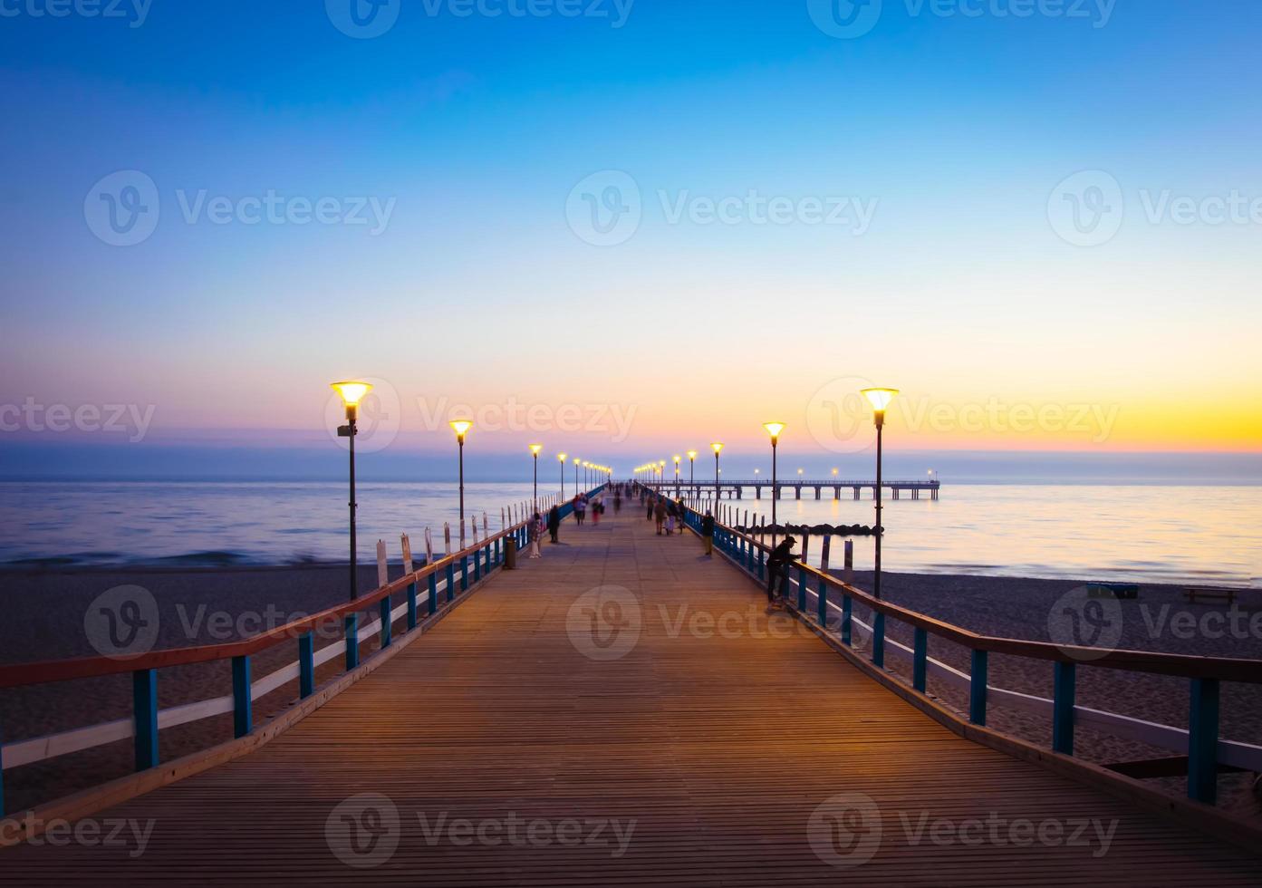 pôr do sol na praia de Palanga, Lituânia foto