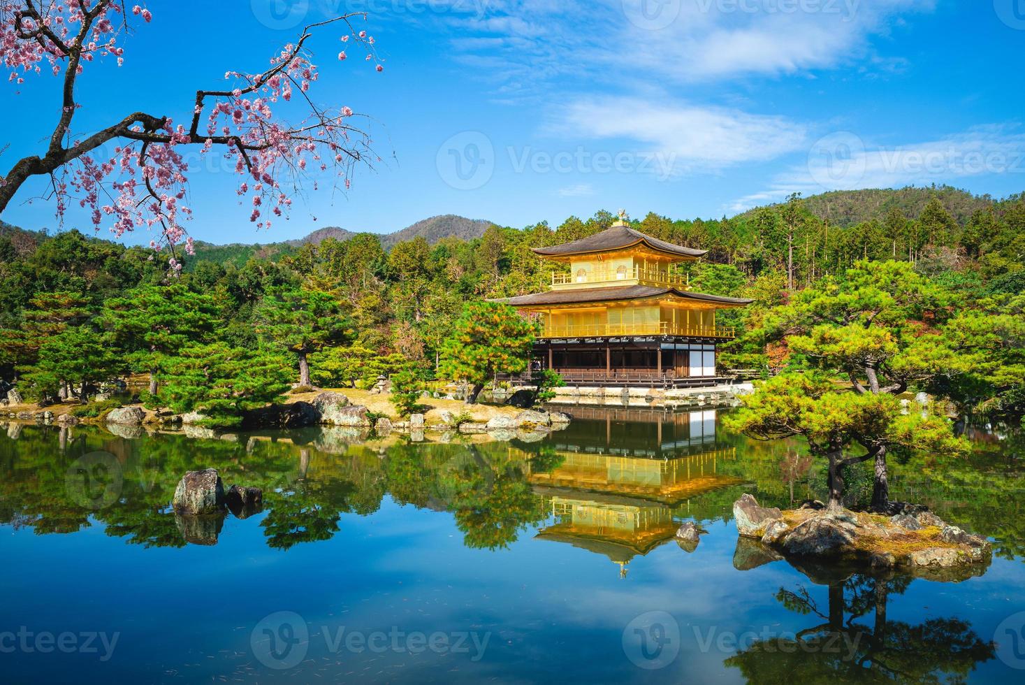 kinkakuji at rokuonji também conhecido como pavilhão dourado em kyoto, japão foto