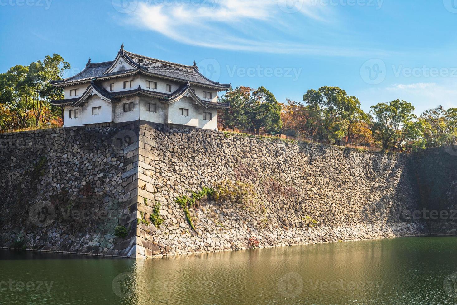 yagura e fosso do castelo de Osaka em Osaka, Japão foto