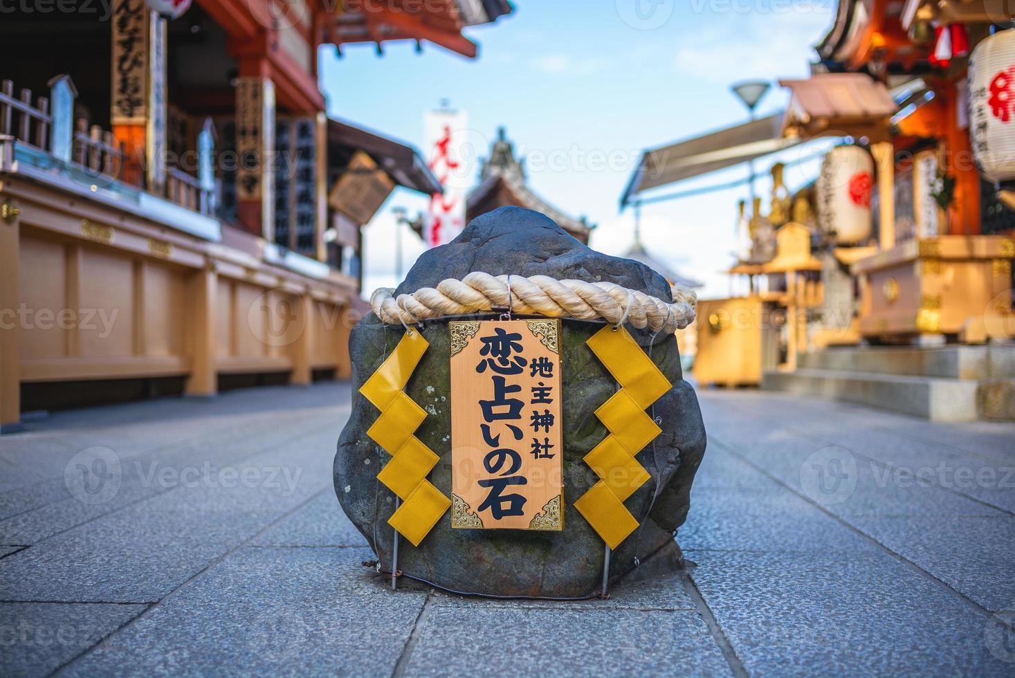 amo a pedra da fortuna no santuário jishu jinja em Kyoto, Japão foto