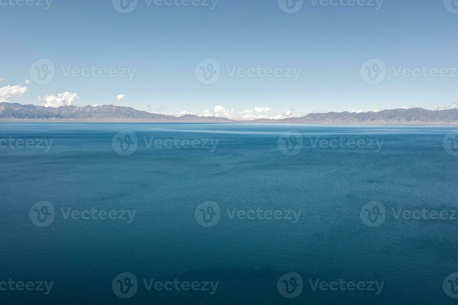 lago e pastagem com uma ensolarado dia. tiro dentro Sayram lago dentro xinjiang, China. foto