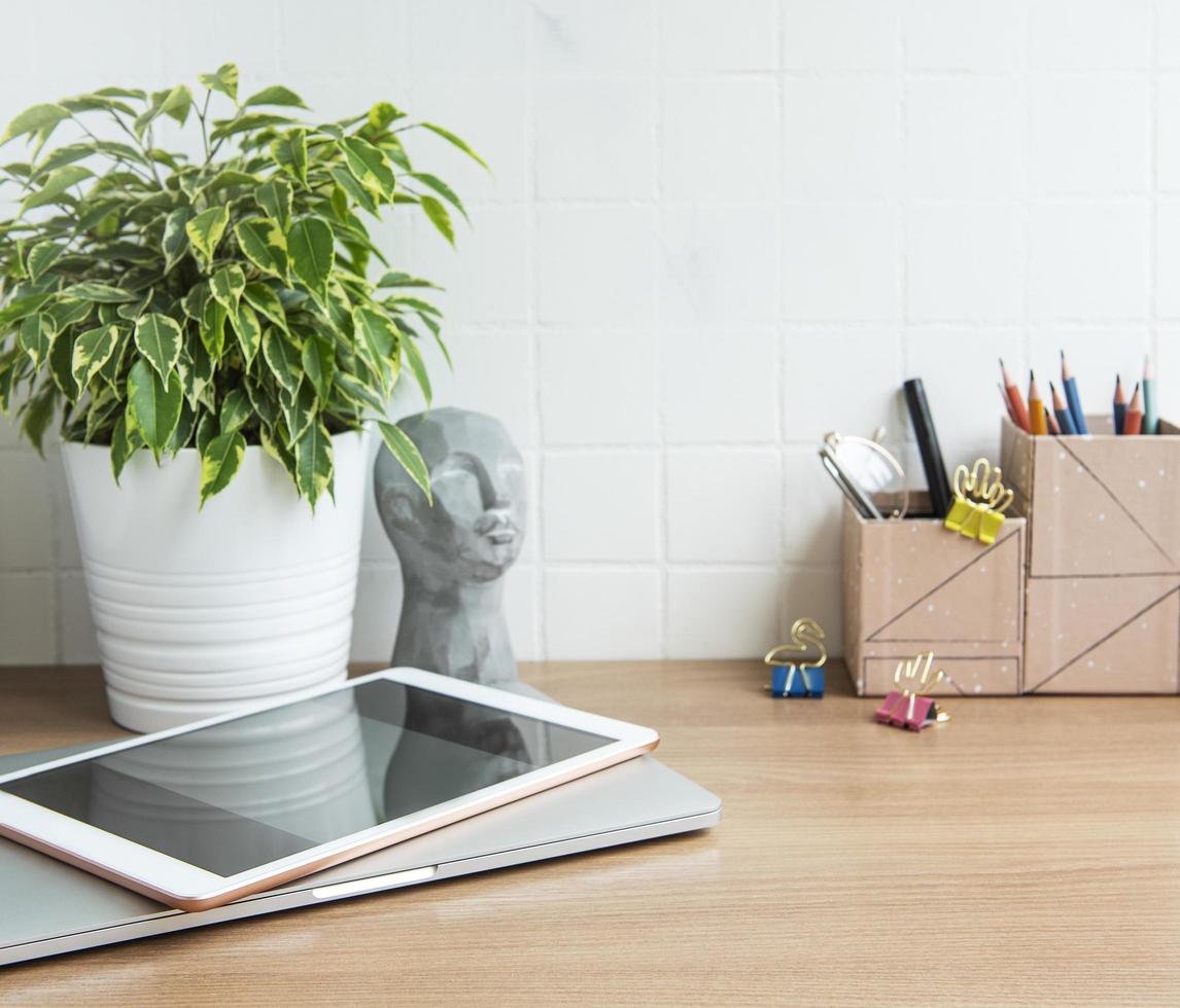 laptop com material de escritório na mesa foto