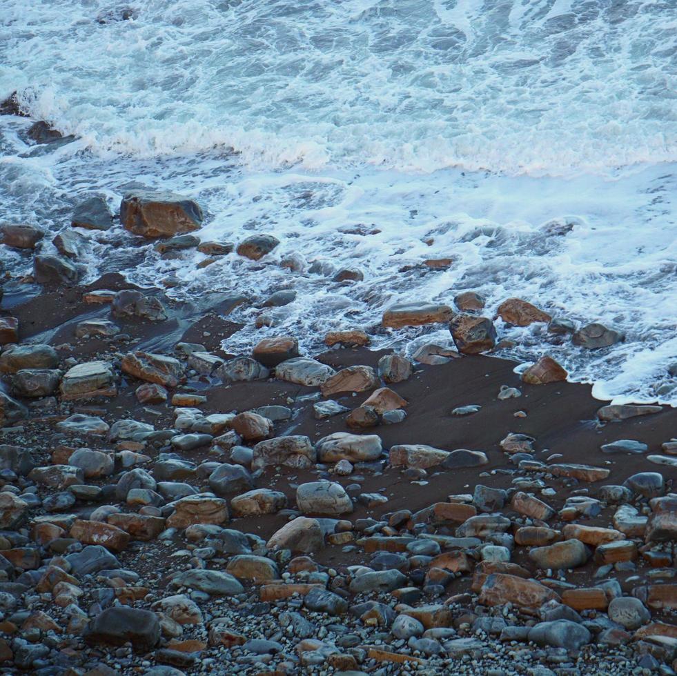 rochas no mar na costa foto
