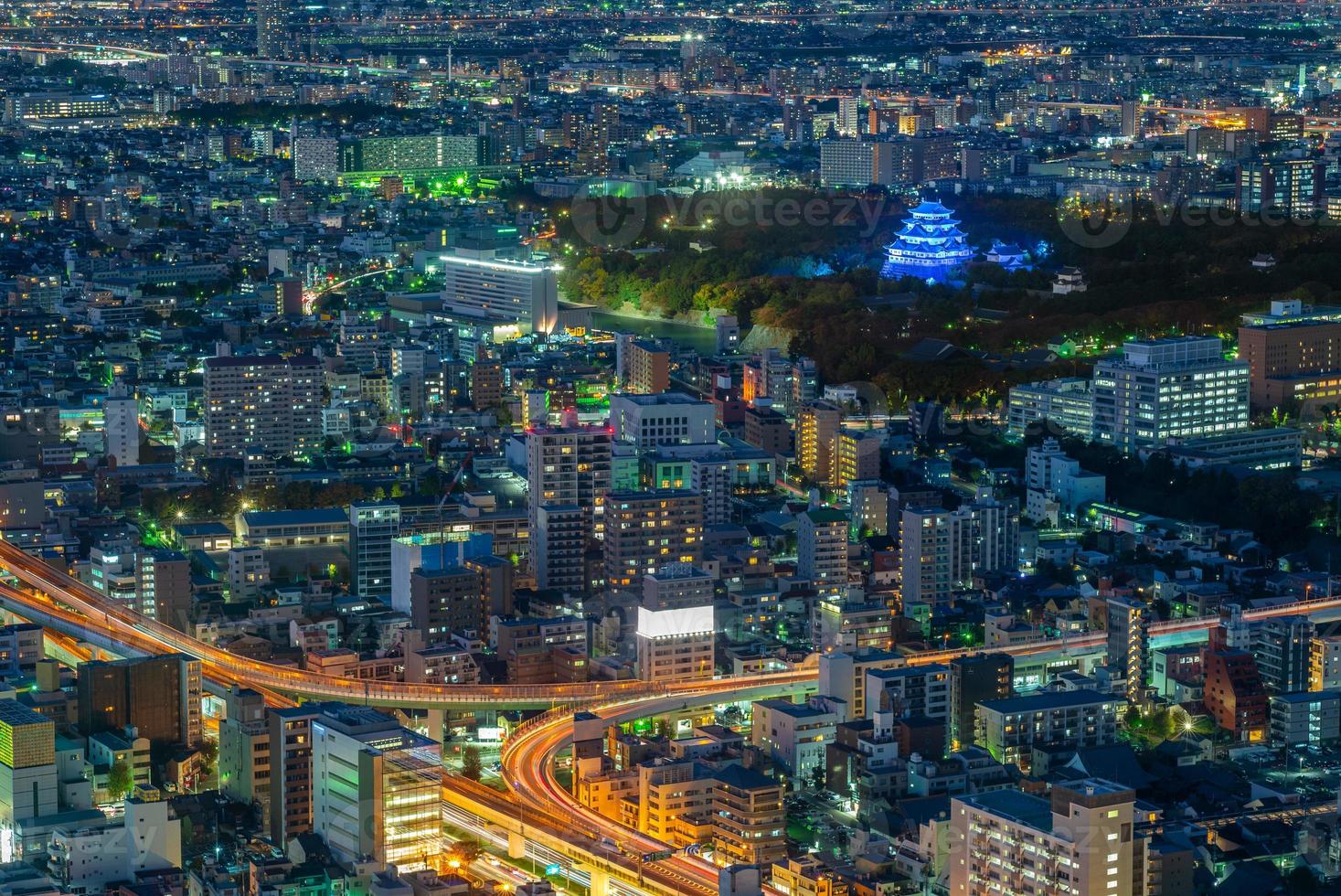 visão noturna de nagoya com o castelo de nagoya no japão foto