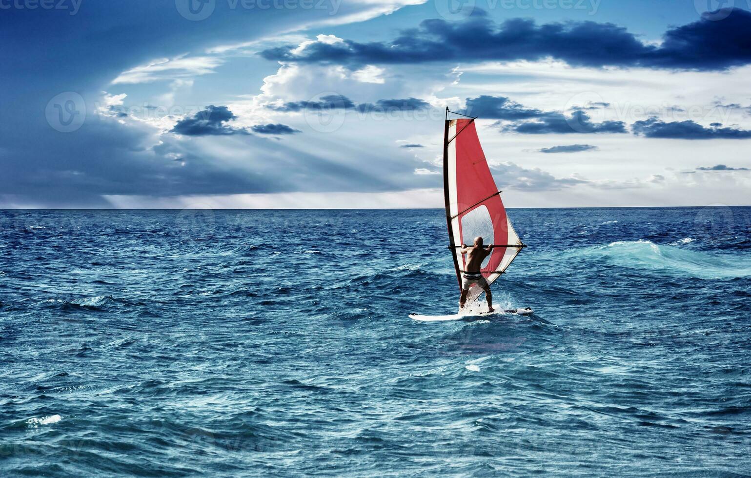 windsurfista dentro a mar foto