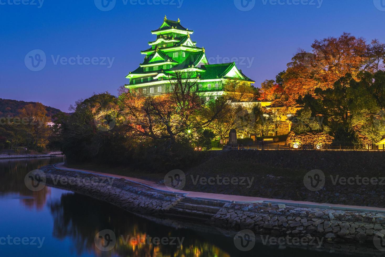 Castelo de Okayama também conhecido como ujo pelo rio Asahi em Okayama no Japão foto