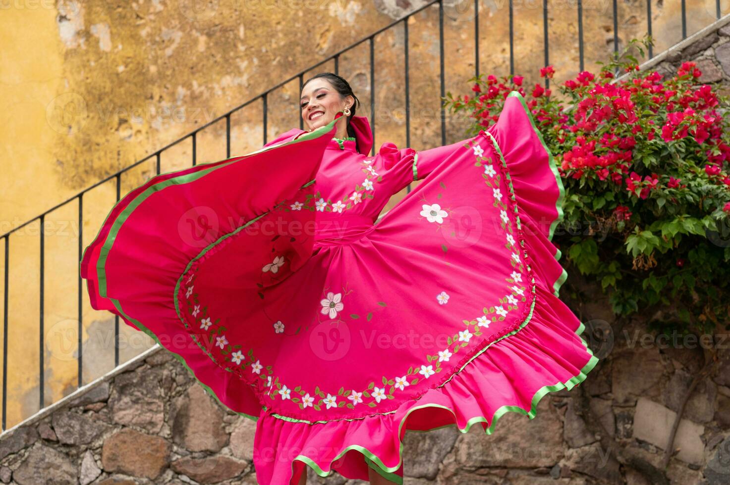 jovem hispânico mulher e homem dentro independência dia ou cinco de maionese parada ou cultural festival foto