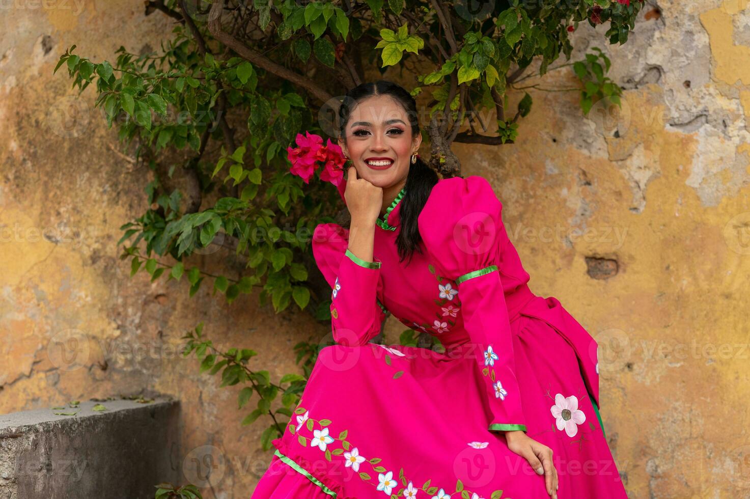 jovem hispânico mulher e homem dentro independência dia ou cinco de maionese parada ou cultural festival foto