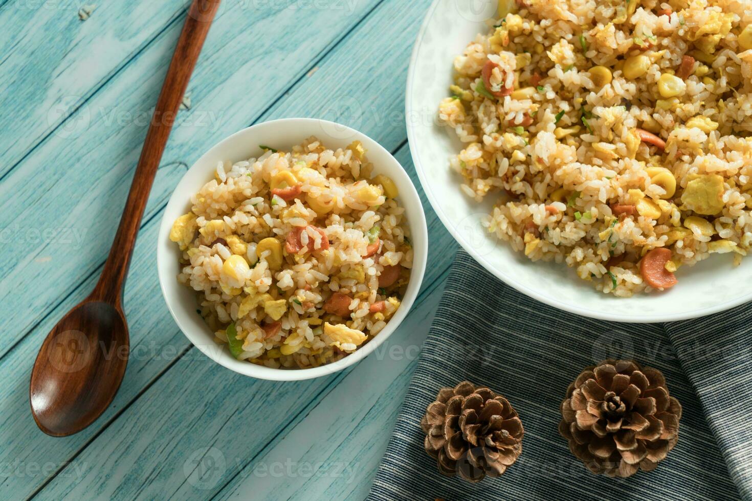 chinês frito arroz com azul fundo foto