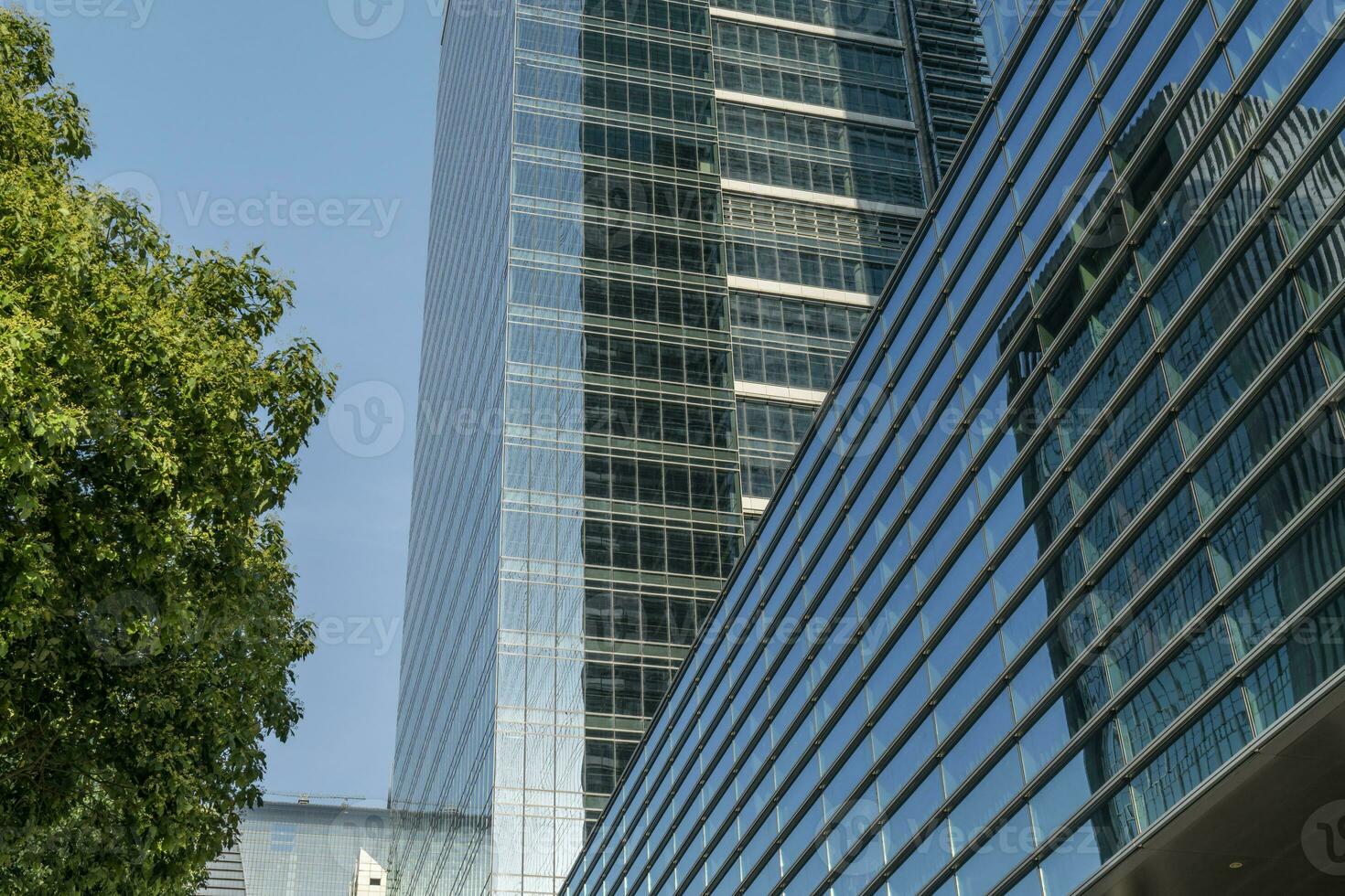 a panorama dentro a Centro do cidade, moderno comercial fundo. foto