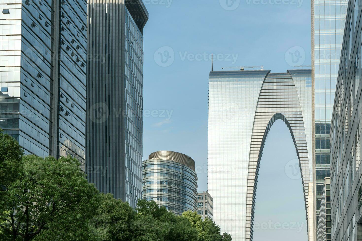 a panorama dentro a Centro do cidade, moderno comercial fundo. foto