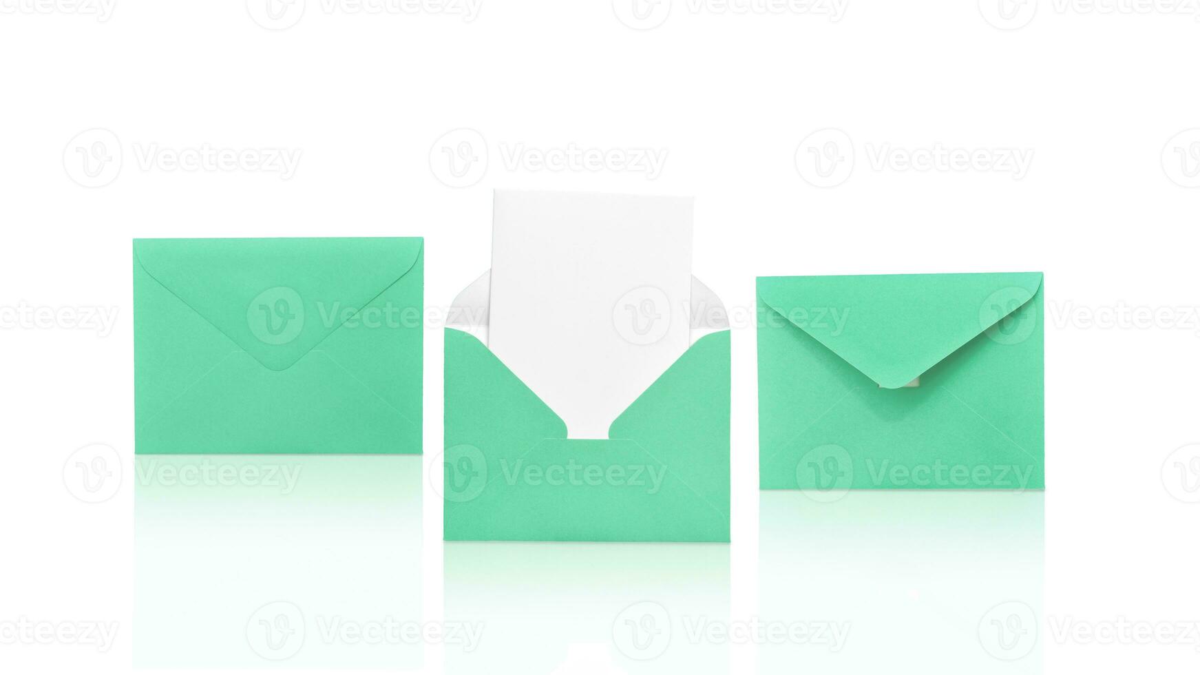 três verde envelopes isolado em branco fundo 1 aberto com uma Nota dentro. Entrega serviço. Lugar, colocar para seu texto. foto