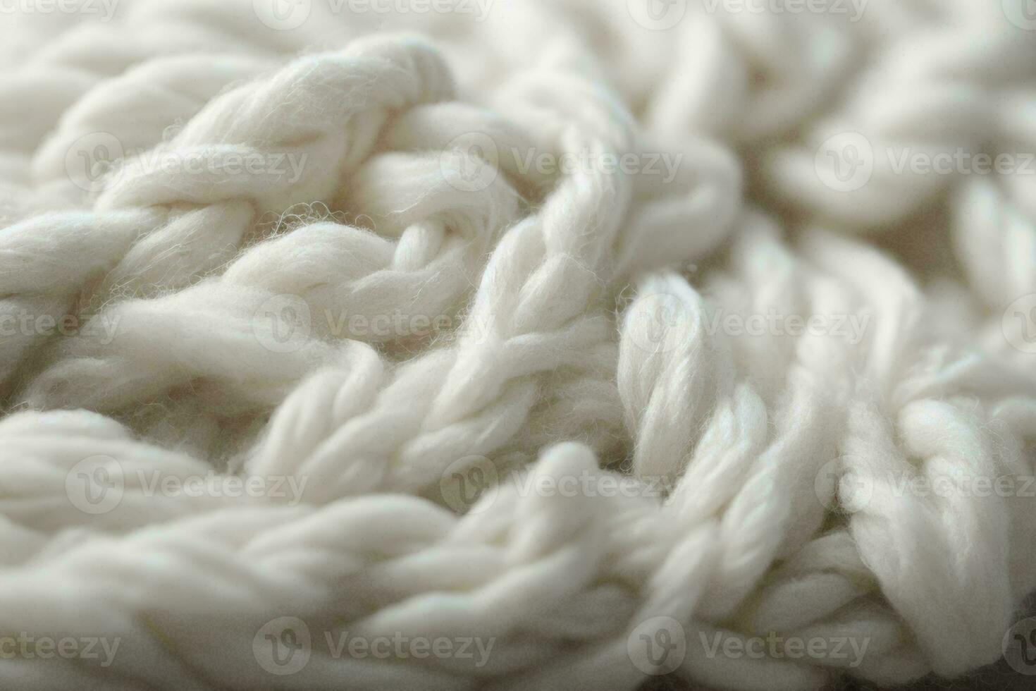 branco de lã fio, exibindo Está intrincado textura e suavidade. a fio é firmemente torcido e enrolado. foto