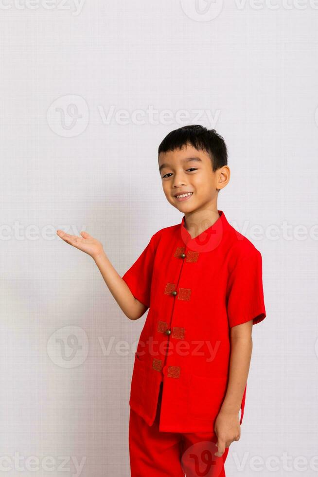 pequeno Garoto moda sorridente criança convidativo dentro vermelho chinês vestir estilos e moda Ideias para crianças chinês Novo ano, chinês Novo ano foto